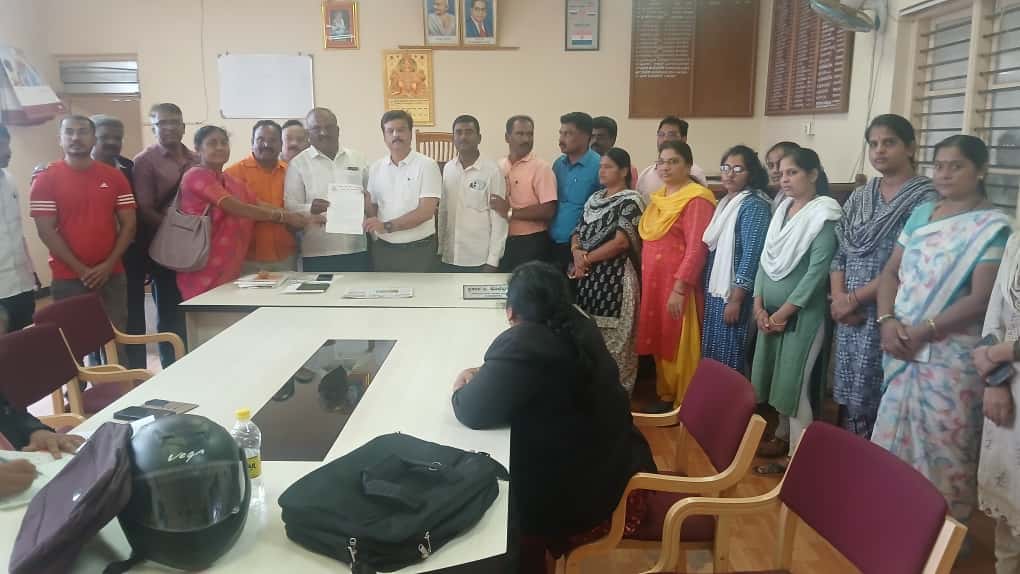 ಪಿಡಿಒ ಮೇಲೆ ಹಲ್ಲೆ ಖಂಡಿಸಿ ಸರ್ಕಾರಿ ನೌಕರರಿಂದ ಪ್ರತಿಭಟನೆ.