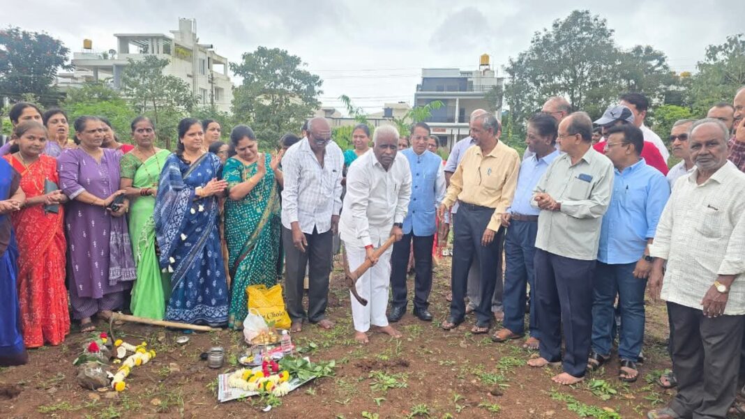 ಗ್ರಂಥಾಲಯ ಕೊಠಡಿ ನಿರ್ಮಾಣಕ್ಕೆ ಭೂಮಿ ಪೂಜೆ ನೆರವೇರಿಸಿದ ರಾಜ್ಯಸಭಾ ಸದಸ್ಯ ಈರಣ್ಣ ಕಡಾಡಿ.
