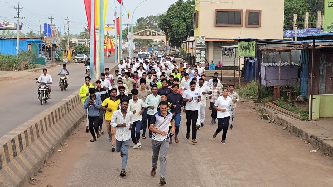 ರಾಮದುರ್ಗ|ಡಿವೈಎಸ್ಪಿ ಚಿದಂಬರ ಮಡಿವಾಳ ಅವರಿಂದ ಏಕತಾ ಓಟಕ್ಕೆ ಚಾಲನೆ.