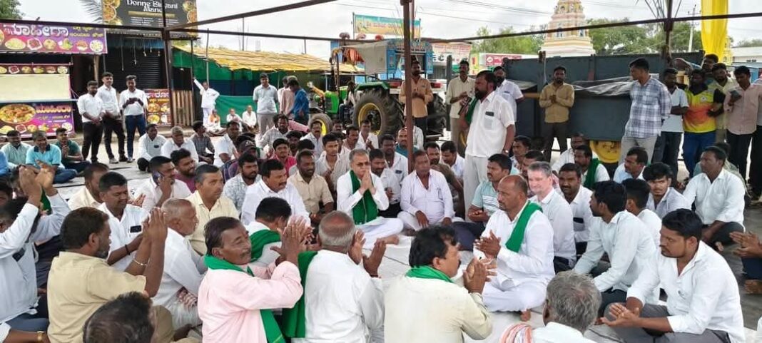 ಕಬ್ಬು ಬೆಳೆಗಾರರ ಮುಷ್ಕರದಲ್ಲಿ ಭಾಗಿಯಾದ ಮಾಜಿ ಶಾಸಕ ಮಹೇಶ ಕುಮಟಳ್ಳಿ.