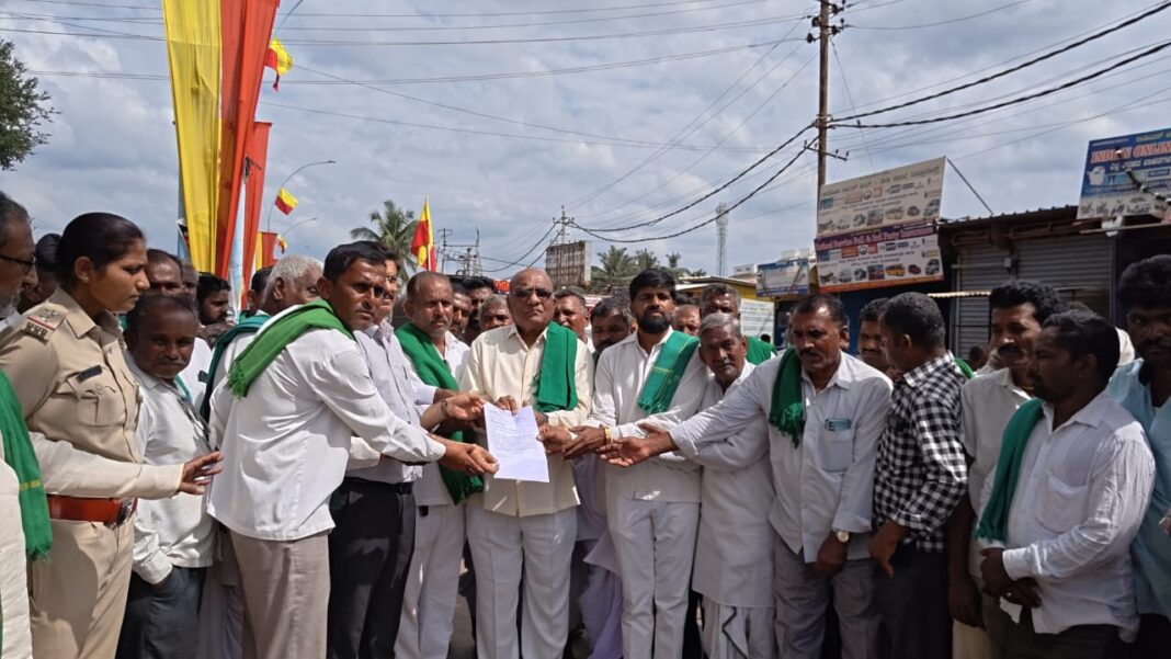 ರೈತ ಸಂಘ ಹಾಗೂ ಹಸಿರು ಸೇನೆಯಿಂದ ರಸ್ತೆ ತಡೆದು ಪ್ರತಿಭಟನೆ.