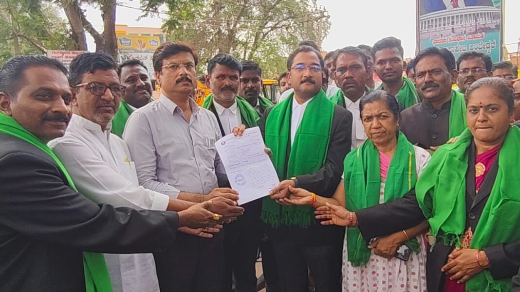 ನ್ಯಾಯವಾದಿಗಳಿಂದ ಪ್ರತಿಭಟನಾ ನಿರತ ಕಬ್ಬು ಬೆಳೆಗಾರರಿಗೆ ಬೆಂಬಲ.