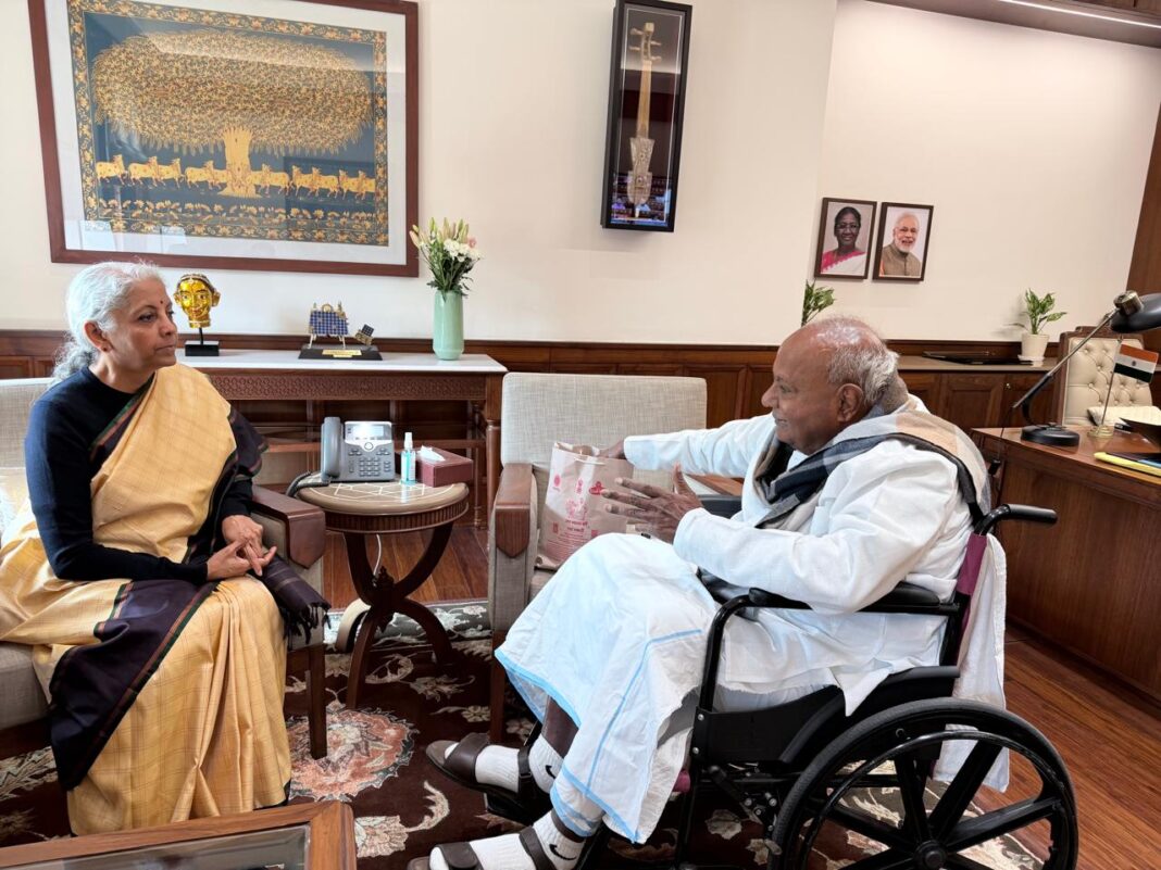 ವಿತ್ತ ಸಚಿವೆ ನಿರ್ಮಲಾ ಸೀತಾರಾಮನ್, ಕೃಷಿ ಸಚಿವ ಶಿವರಾಜ್ ಸಿಂಗ್ ಚೌಹಾಣ್ʼರನ್ನು ಭೇಟಿಯಾದ ಮಾಜಿ ಪ್ರಧಾನಿಗಳು