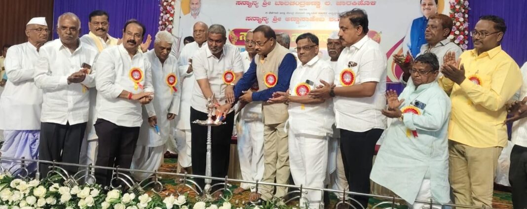 ಅಣ್ಣಾಸಾಹೇಬ್ ಜೊಲ್ಲೆ ಹಾಗೂ ಬಾಲಚಂದ್ರ ಜಾರಕಿಹೊಳಿಗೆ ಸನ್ಮಾನ ಸಮಾರಂಭ.