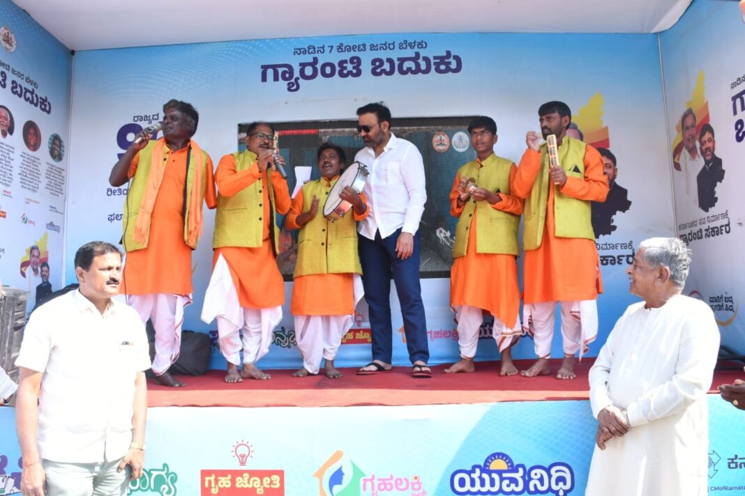 ಕಲಾಜಾಥಾ ಪ್ರಚಾರ ಕಾರ್ಯಕ್ರಮಕ್ಕೆ ತಾಳ ಹಾಕಿ, ಗ್ಯಾರಂಟಿ ಯೋಜನೆಯ ಹಾಡು ಹಾಡಿ, ಚಾಲನೆ ನೀಡಿದ ಸಚಿವ ಸಂತೋಷ್ ಲಾಡ್
