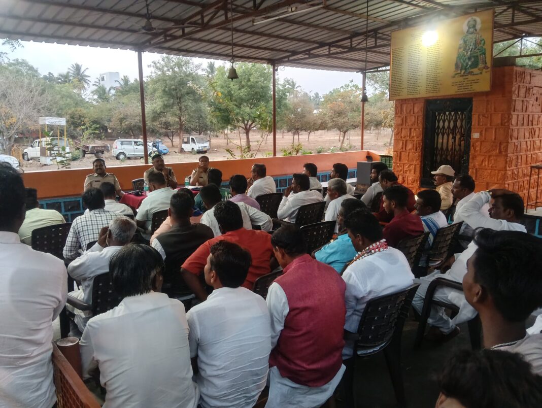 ರಾಮದುರ್ಗ -ಪಟ್ಟಣದ ಪೊಲೀಸ್ ಠಾಣೆ ಆವರಣದಲ್ಲಿ DSP. ಚಿದಂಬರ್ ಮಡಿವಾಳರ ನೇತೃತ್ವದಲ್ಲಿ SC/ST ಪರಿಶಿಷ್ಟ ಜಾತಿ ಪಂಗಡಗಳ ಕುಂದು ಕೊರತೆಗಳ ಸಭೆ ನಡೆಸಿದರು.