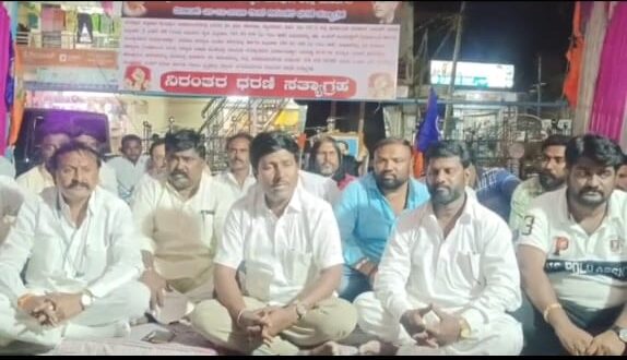 ಧ್ವಜಗಳ ತೆರವುಗೊಳಿಸಲು ಆಗ್ರಹಿಸಿ ಸಾಮೂಹಿಕ ಸಂಘಟನೆಗಳ ಒಕ್ಕೂಟ ಸುದ್ದಿಗೋಷ್ಠಿ