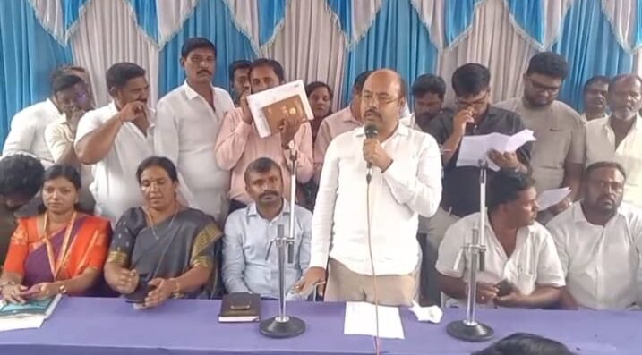 ವರುಣಾ ವಿಧಾನಸಭಾ ಕ್ಷೇತ್ರದ ಜನರ ಸಮಸ್ಯೆಗಳನ್ನು ಆಲಿಸಿದ ಯತೀಂದ್ರ ಸಿದ್ದರಾಮಯ್ಯ.