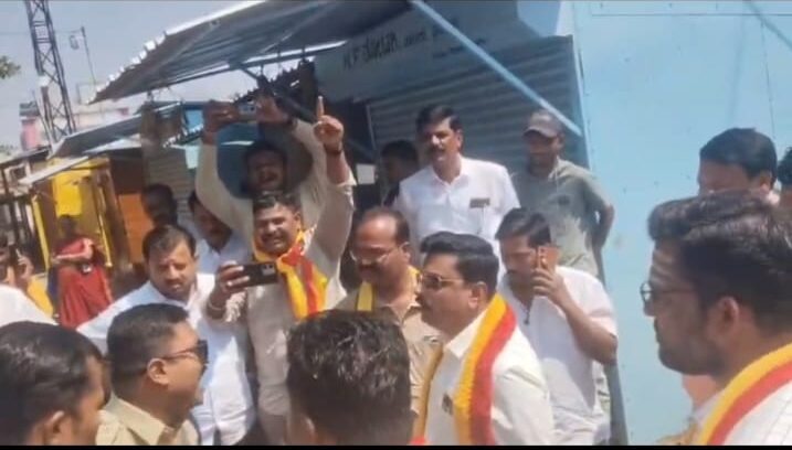 ಪೊಲೀಸರ ಮೇಲೆ ಮುಗಿಬಿದ್ದ ಹೋರಾಟಗಾರರು|ಮೂರು ದಿನದ ಹಿಂದೆ ನಡೆದ ಘಟನೆ ವಿಡಿಯೋ ವೈರಲ್