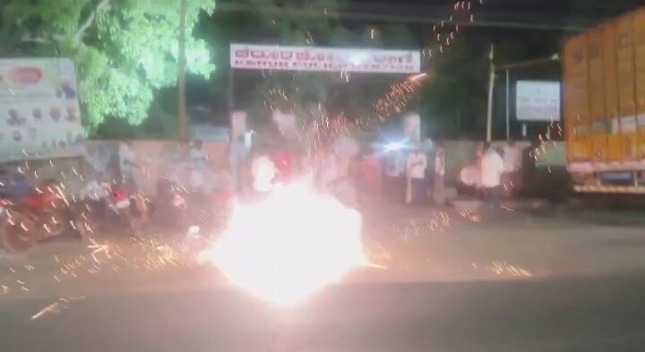 ಪಟಾಕಿ ಸಿಡಿಸಿ ಸಂಭ್ರಮಿಸಿದ ಜನರು – ಕೆರೂರಲ್ಲಿ ಲೋಕಾಯುಕ್ತ ದಾಳಿ