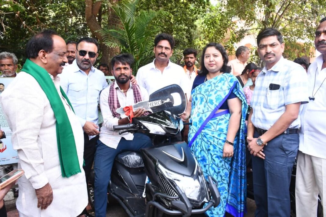 ವಿಕಲಚೇತನರಿಗೆ ಬ್ಯಾಟರಿ ಚಾಲಿತ ಮೋಟರ್ ಬೈಕ್ ವಿತರಣೆ
