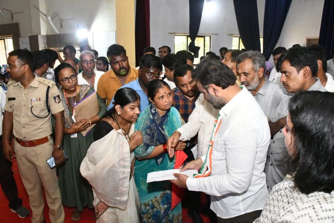 ಕುಂದಗೋಳ: ಜಿಲ್ಲಾ ಮಟ್ಟದ ಜನ ಸಂಪರ್ಕ ಕಾರ್ಯಕ್ರಮ ಜನರ ಅಹವಾಲುಗಳಿಗೆ ಸ್ಪಂದಿಸಿದ ಸಚಿವ ಸಂತೋಷ ಲಾಡ್