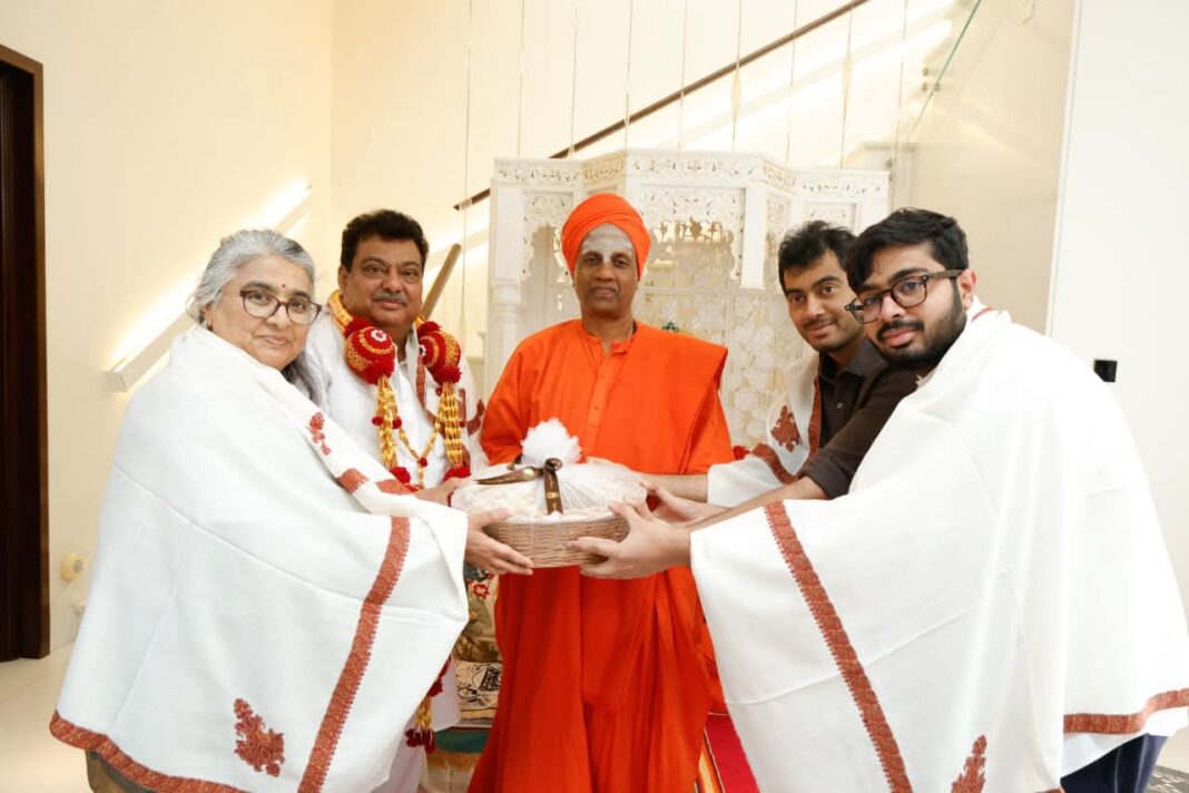 ಸಚಿವ ಎಂ ಬಿ ಪಾಟೀಲರ ಮನೆಗೆ ಸಿದ್ಧಗಂಗಾ ಶ್ರೀ ಭೇಟಿ, ಆಶೀರ್ವಾದ