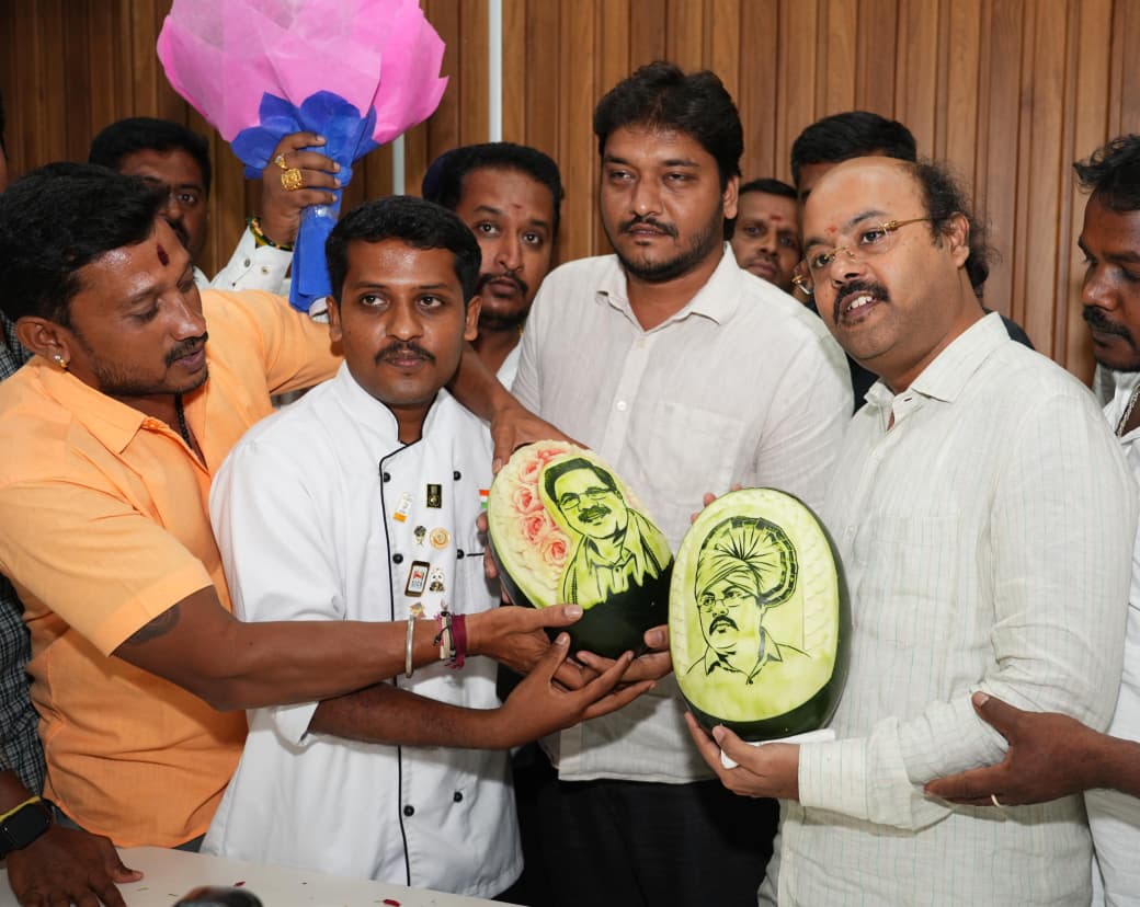 ಡಾ.ಯತೀಂದ್ರ ಸಿದ್ದರಾಮಯ್ಯಗೆ ಕಲಾತ್ಮಕ ಹಣ್ಣಿನ ಕೆತ್ತನೆಯ ಉಡುಗೊರೆ ನೀಡಿದ ಕಲಾವಿದ