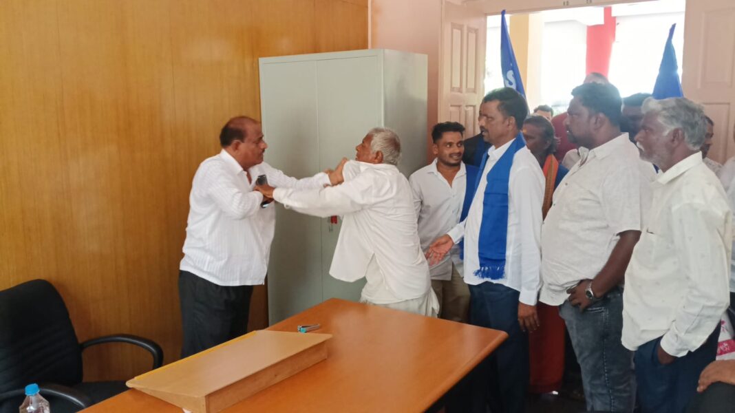 ಪರಿಹಾರದ ವಿಚಾರದಲ್ಲಿ ತಾರತಮ್ಯ ಆರೋಪ: ಪ್ರಾಧಿಕಾರ ಕಚೇರಿಯಲ್ಲಿ ಸಿಬ್ಬಂದಿಗೆ ಚಪ್ಪಲಿ ಏಟು