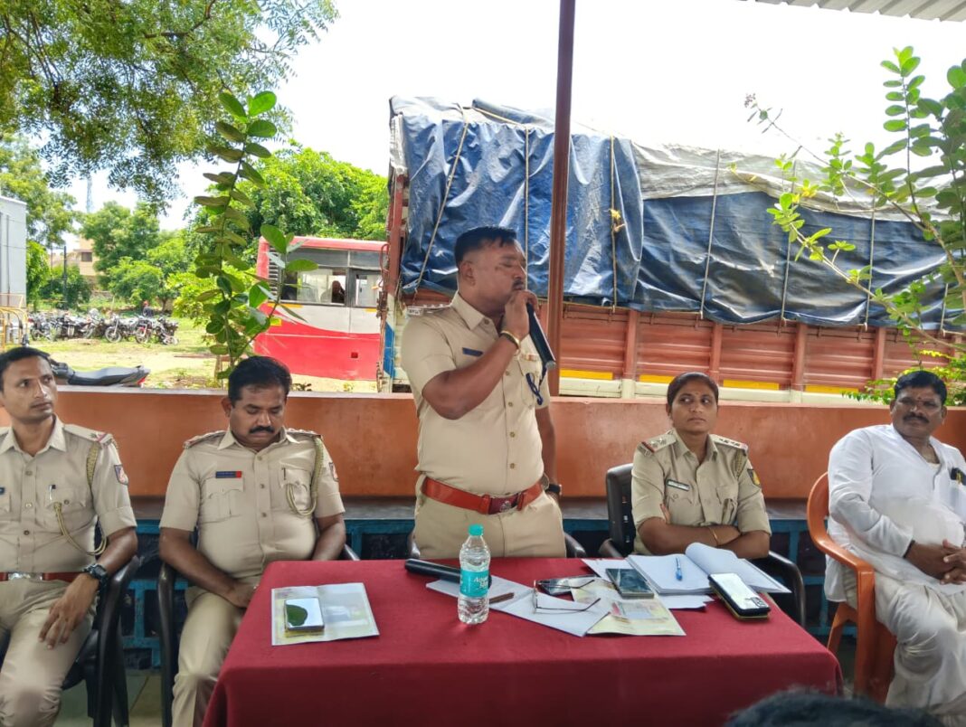 ರಾಮದುರ್ಗ ಪೊಲೀಸ್ ಠಾಣಾ ಆವರಣದಲ್ಲಿ ಮೊಹರಂ ಹಬ್ಬದ ಪ್ರಯುಕ್ತ ಶಾಂತಿ ಸಭೆ