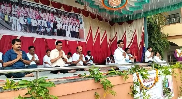 ರಾಮದುರ್ಗ ಮಹರ್ಷಿ ಪತಾಂಜಲಿ ಯೋಗ ಪ್ರತಿಷ್ಠಾನ ಹಾಗೂ ವಿವಿಧ ಸಂಘಟನೆಗಳ ಸಹಯೋಗದಲ್ಲಿ ವಿಶ್ವ ಯೋಗ ದಿನಾಚರಣೆ.