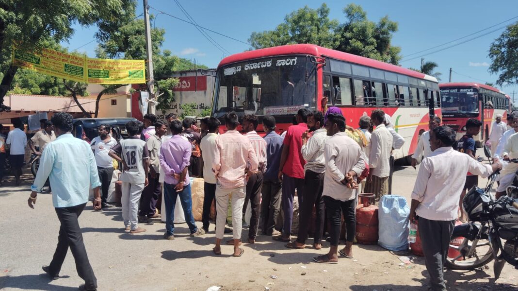 ಯಾದಗಿರಿ ಗ್ಯಾಸ್ ವಿತರಿಸುವಂತೆ ರಸ್ತೆ ತಡೆದು ಸಾರ್ವಜನಿಕರಿಂದ ಪ್ರತಿಭಟನೆ