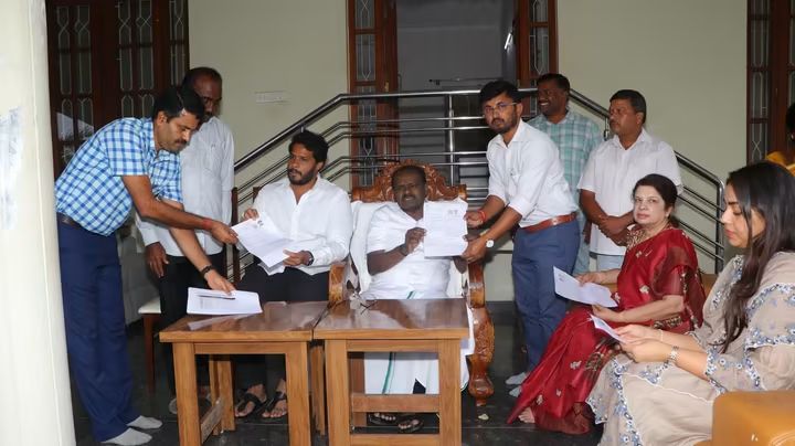ಎಸ್ಐಆರ್; ಬಿಡದಿ ಮನೆಯಲ್ಲಿ ಅಧಿಕಾರಿಗಳಿಗೆ ದಾಖಲೆ, ಮಾಹಿತಿ ಕೊಟ್ಟ ಹೆಚ್.ಡಿ.ಕುಮಾರಸ್ವಾಮಿ