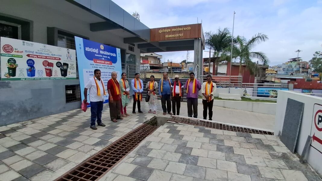 ಕಣ್ಣಿದ್ದೂ ಕುರುಡಾದರೇ ಕುಶಾಲನಗರ ಪುರಸಭೆ ಅಧಿಕಾರಿಗಳು ಸ್ವಂತ ಕಚೇರಿ ಆವರಣದ ಗುಂಡಿ ಮುಚ್ಚದವರು ಊರು ಸುಧಾರಿಸ್ತಾರಾ?! ಕರವೇ ಸ್ವಾಭಿಮಾನಿ ಬಣದಿಂದ ಕುಶಾಲನಗರ ಪುರಸಭೆಗೆ ಪ್ರಶ್ನೆ ಉತ್ತರಿಸಿ ಪುರಸಭೆಯ ಅಧಿಕಾರಿಗಳೇ