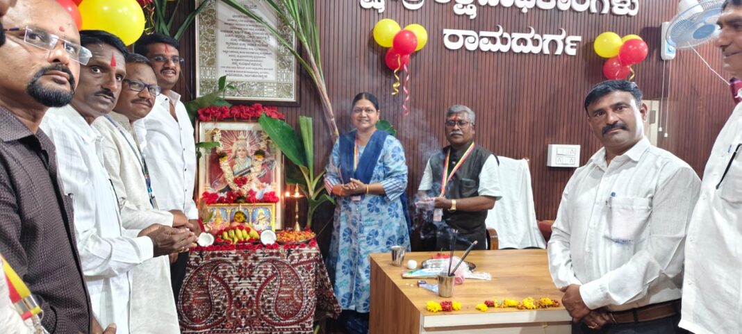 ರಾಮದುರ್ಗ: ಕ್ಷೇತ್ರ ಶಿಕ್ಷಣಾಧಿಕಾರಿಗಳ ಕಚೇರಿಯಲ್ಲಿ ನವೀಕೃತ ಕೊಠಡಿ ಹಾಗೂ ನಾಮಫಲಕ ಅನಾವರಣ