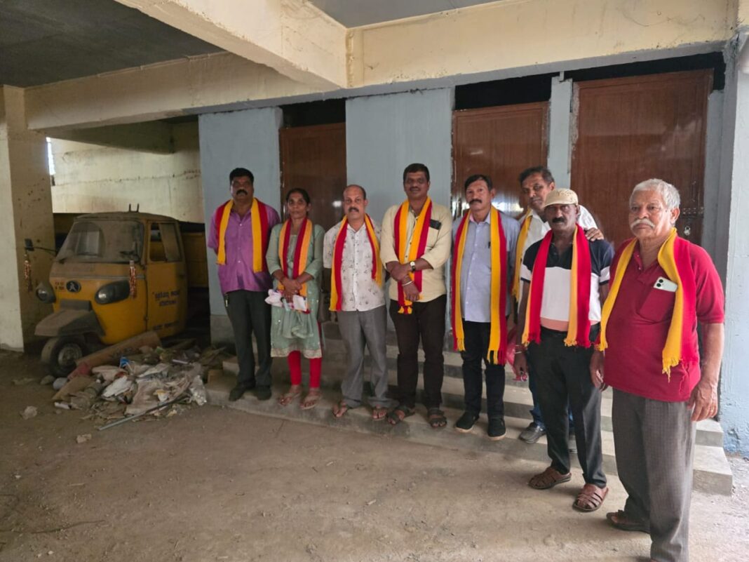 ಜನರ ತೆರಿಗೆ ಹಣದಲ್ಲಿ ಕಟ್ಟಿದ ಶೌಚಾಲಯ ತಕ್ಷಣ ಓಪನ್ ಮಾಡಿ ಇಲ್ಲವೇ ಕುರ್ಚಿ ಖಾಲಿ ಮಾಡಿ ಪುರಸಭೆ ಅಧಿಕಾರಿಗಳಿಗೆ ಕರವೇ ಸ್ವಾಭಿಮಾನಿ ಬಣ ಖಡಕ್ ವಾರ್ನಿಂಗ್