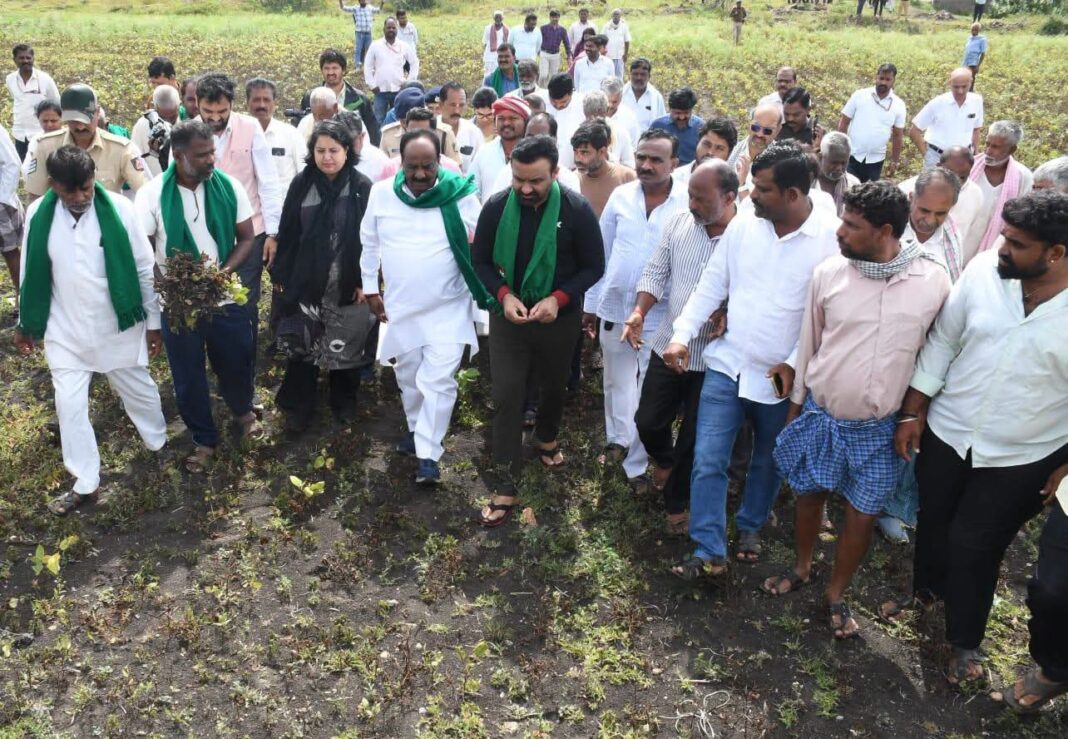 ನವಲಗುಂದದಲ್ಲಿ ಬೆಳೆ ಹಾನಿ ಪರಿಶೀಲನೆ: ರೈತರ ಸಮಸ್ಯೆ ಸರ್ಕಾರದ ಗಮನಕ್ಕೆ- ಸಂತೋಷ ಲಾಡ್